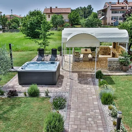 شقة Tina With Jacuzzi