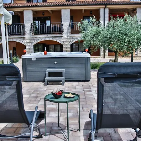 Tina With Jacuzzi Apartment Porec